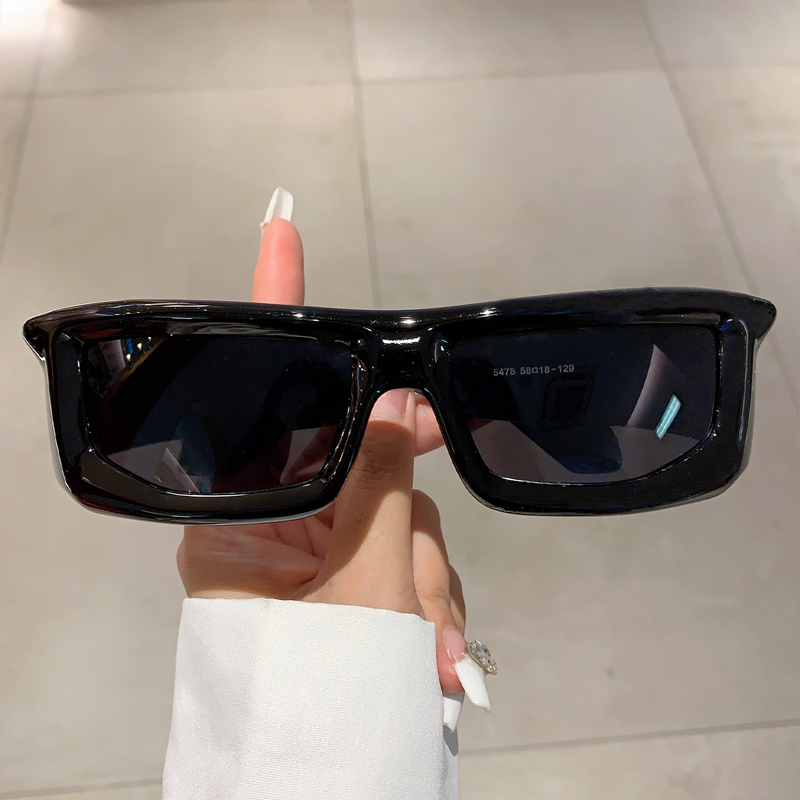 Occhiali da Sole Avvolgenti Y2 - Streetwear Brand Y2K recensione e prezzo