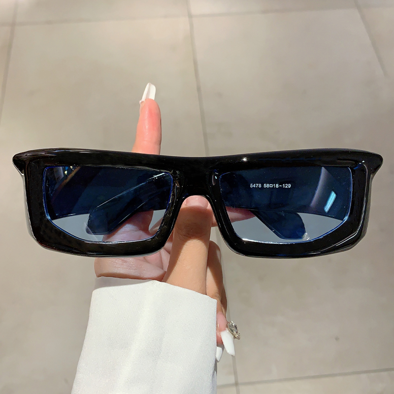 Occhiali da Sole Avvolgenti Y2 - Streetwear Brand Y2K recensione e prezzo