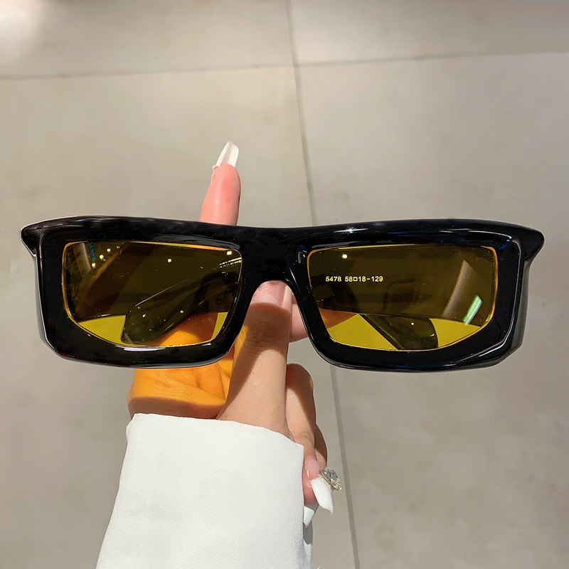 Occhiali da Sole Avvolgenti Y2 - Streetwear Brand Y2K recensione e prezzo